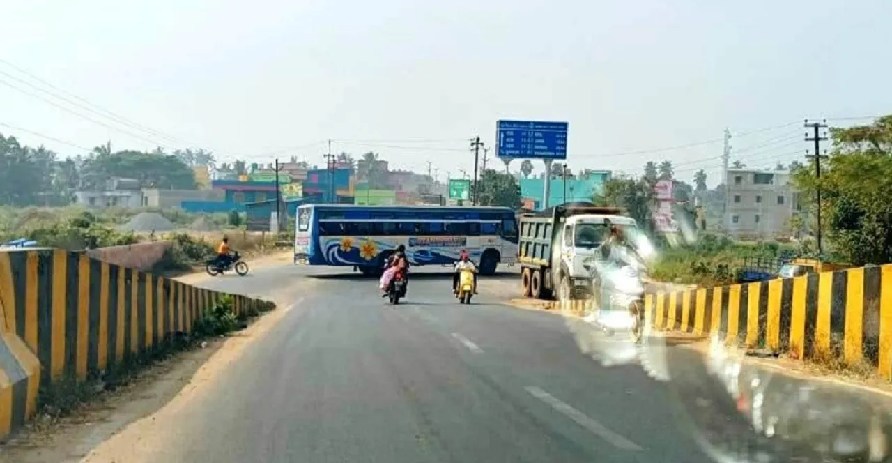  ତ୍ରୁଟିପୂର୍ଣ୍ଣ ପିପିଲି ଫ୍ଲାଇଓଭର୍‌: ଉଭୟ ପାର୍ଶ୍ବରେ ବୁଲିପାରୁନି ଭାରୀଯାନ