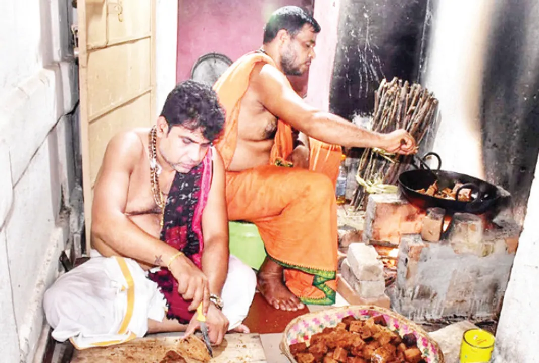 ତିନିଦିନ ପରେ ଶ୍ରୀଜିଉଙ୍କ ବାହୁଡ଼ା ଯାତ୍ରା: ପୋଡ଼ପିଠା ବିବାଦର ଅନ୍ତ ଘଟୁନି, ପୁଣି ଦୁଇପକ୍ଷରୁ ପୋଡ଼ପିଠା ପ୍ରସ୍ତୁତି ଆରମ୍ଭ