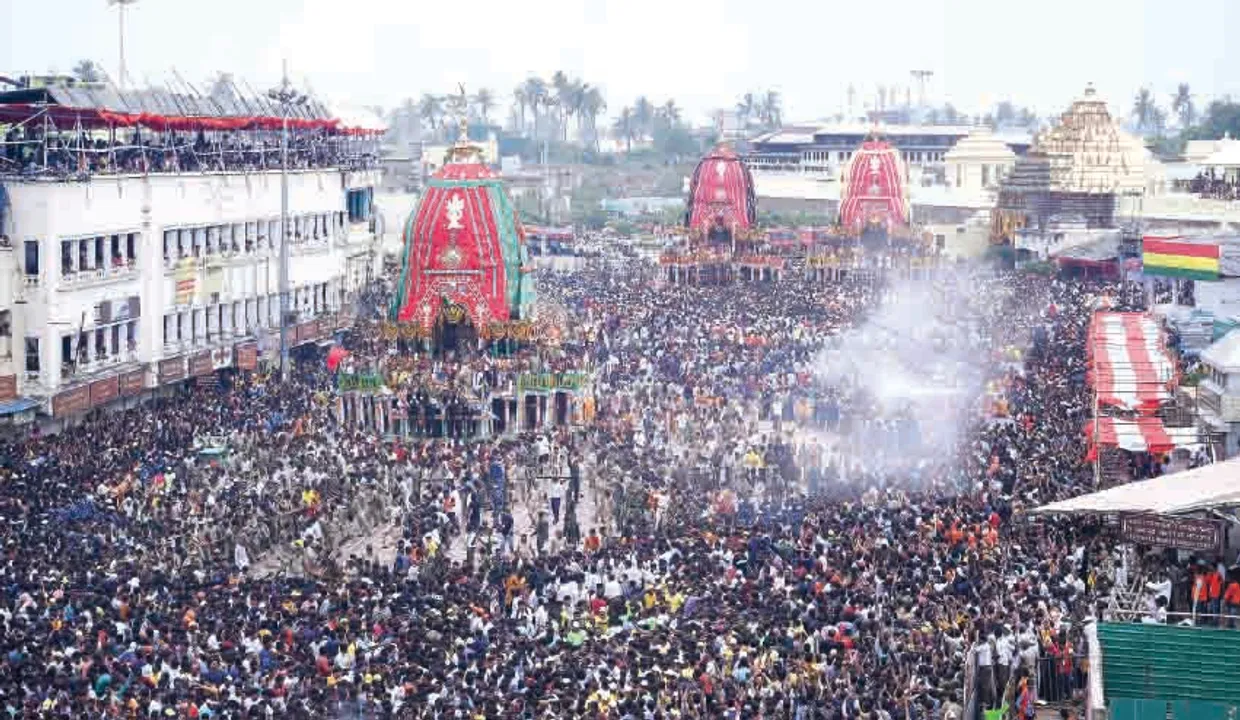  ଶ୍ରୀଜିଉଙ୍କ ଆଗରେ ସେବାୟତ, ଶ୍ରୀମୁଖ ଦର୍ଶନରୁ ବଞ୍ଚିତ ହେଲେ ଭକ୍ତ