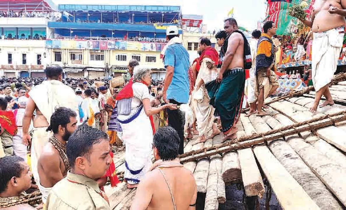  କର୍ଡନରେ ପଶି ରଥ ଛୁଇଁଲେ ମାଳ ମାଳ ଅଣଓଡ଼ିଆ, ଚାରମାଳ ଉପରେ ଚଢ଼ିଗଲେ ବୃଦ୍ଧା