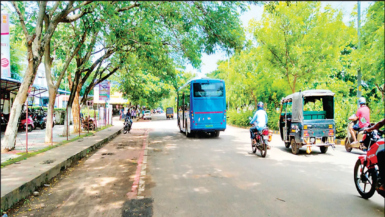  ରାସ୍ତାରୁ ହଟିଲା ଲୁହା ବାରିକେଡ୍‌: ସାଇକେଲ୍‌ କରିଡ଼ରରେ ଗଡ଼ିଲାନି ସାଇକେଲ୍‌