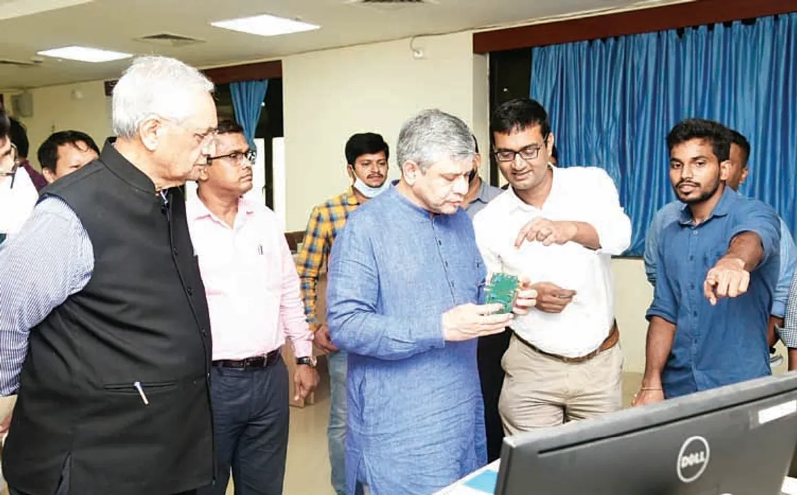  କେନ୍ଦ୍ର ରେଳମନ୍ତ୍ରୀଙ୍କ ଦିନିକିଆ ଆଇଆଇଟି ଗସ୍ତ: ପ୍ରତିଷ୍ଠା ହେବ ଚିପ୍ସ୍‌ ଅଫ୍‌ ଷ୍ଟାର୍ଟଅପ୍