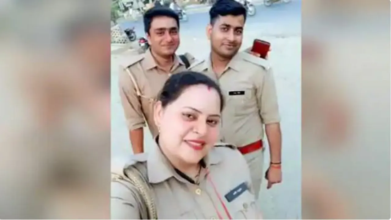  ଡ୍ୟୁଟି ସମୟରେ 'ତୁ ମେରା ହିରୋ' ଗୀତରେ ପୁରୁଷ କନଷ୍ଟେବଳଙ୍କ ସହ ରିଲ କଲେ ମହିଳା ପୁଲିସ, ଦେଖନ୍ତୁ ଭିଡିଓ