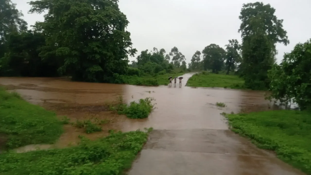  ଗୁଡ଼ଭେଳା କତକୋମହାଣ ପୋଲରେ ୫ଫୁଟ ପାଣି: ବାହ୍ୟଜଗତରୁ ବିଛିନ୍ନ ୧୦ଟି ଗାଁ