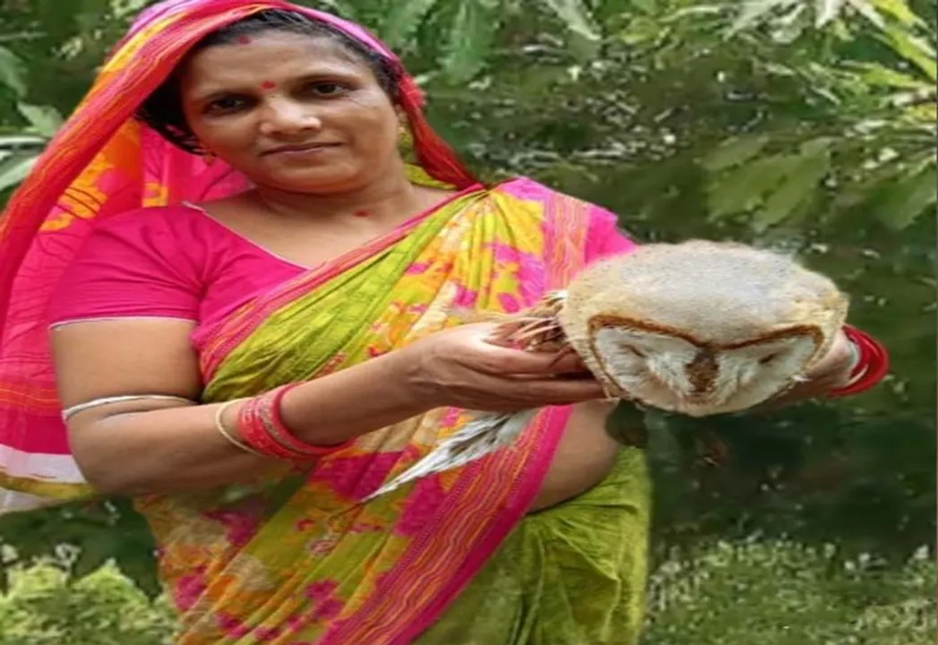  ମହିଳାଙ୍କ ହାତରେ ବିରଳ ଧଳାପେଚା