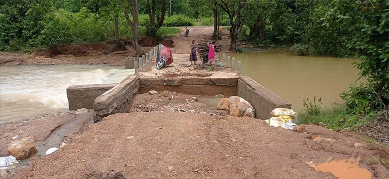  ଲଗାଣ ବର୍ଷା: ବାଲିଯୋରୀ ନାଳରେ ନିର୍ମିତ ‌ପୋଲର ଧୋଇନେଲା ମାଟି  