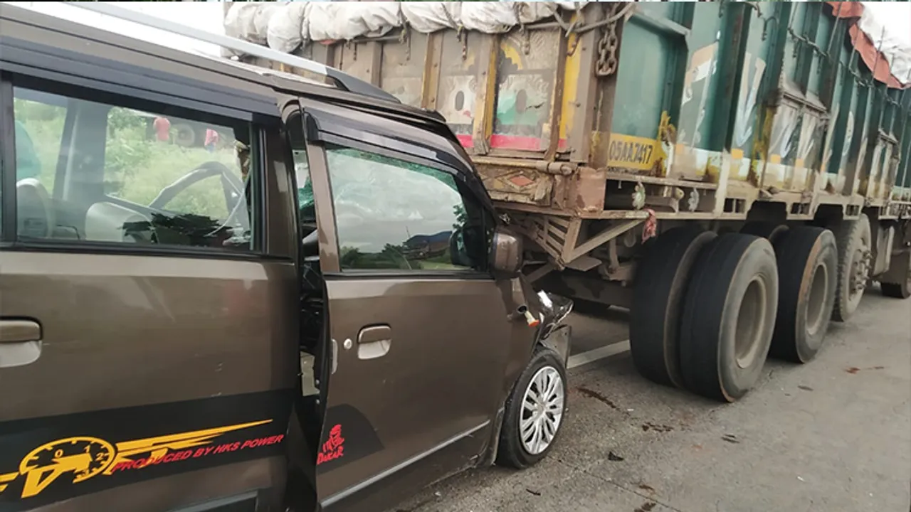  ଟ୍ରକ୍‌କୁ ପଛରୁ ଧକ୍କା ଦେଲା କାର୍‌, ଅଳ୍ପକେ ବର୍ତ୍ତିଲେ ଯାତ୍ରୀ