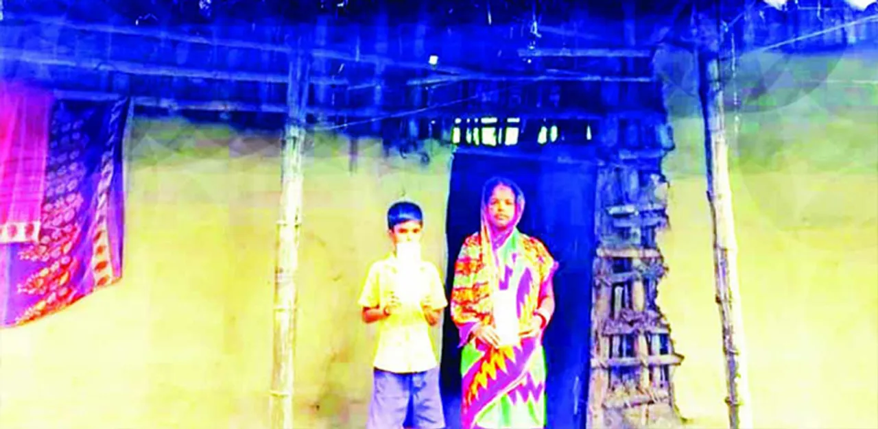  ଆବାସ ସାତସପନ, ଭଙ୍ଗା କୁଡ଼ିଆରେ ମାଧବୀଙ୍କ ପରିବାର