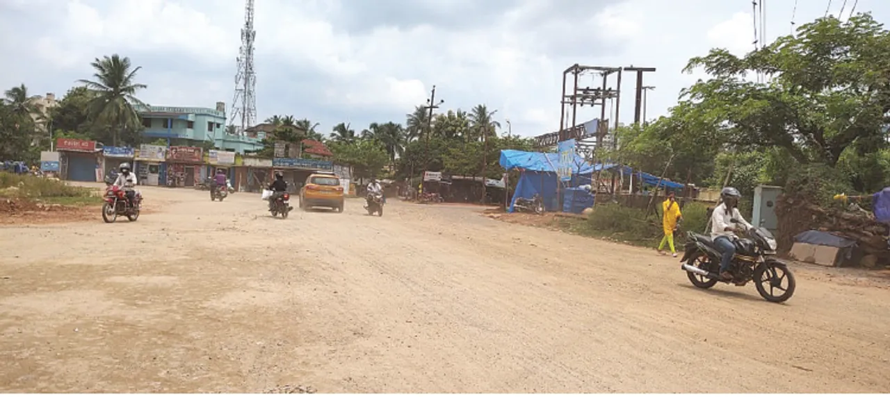  ରେଲୱେ ମାର୍କେଟ୍‌ ଛକ ମରଣଯନ୍ତା: ଖରାରେ ଉଡ଼ୁଛି ଧୂଳି, ବର୍ଷାରେ ପଚପଚ