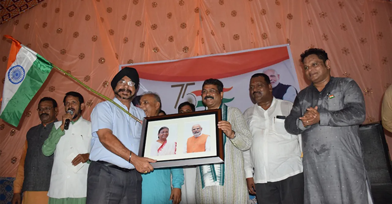  ସମ୍ବଲପୁରରେ ତ୍ରିରଙ୍ଗା ବାଣ୍ଟିଲେ ଧର୍ମେନ୍ଦ୍ର