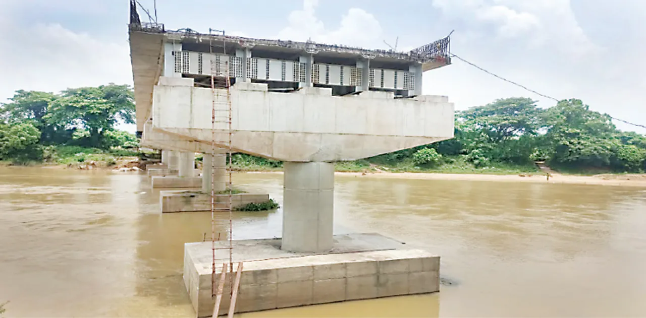  ସରୁନି ଦୟା ରିଂ ରୋଡ୍‌ ସେତୁ, ୪୦ଫୁଟ୍‌ ଲୁହା ଶିଡ଼ି‌ରେ ବାଜି ଲାଗୁଛି ଜୀବନ