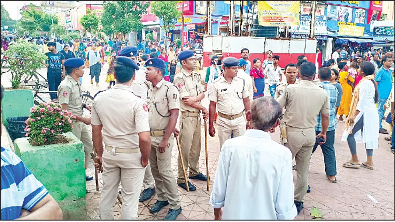  ସ୍ଥାୟୀ-ଅସ୍ଥାୟୀ ଦୋକାନୀ ବିବାଦ: ଦୁଇ ଗୋଷ୍ଠୀ ମୁହାଁମୁହିଁ, ମାର୍କେଟ୍‌ ବିଲ୍‌ଡିଂ ପୁଣି ବନ୍ଦ