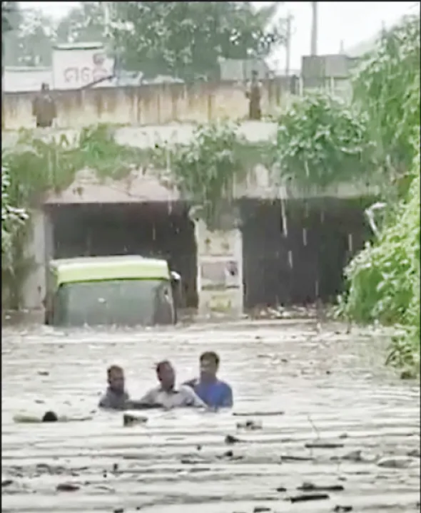  ବୁଡ଼ିଗଲା ‘ମୋ ବସ୍‌’, ଅଳ୍ପକେ ବର୍ତ୍ତିଲେ ଯାତ୍ରୀ