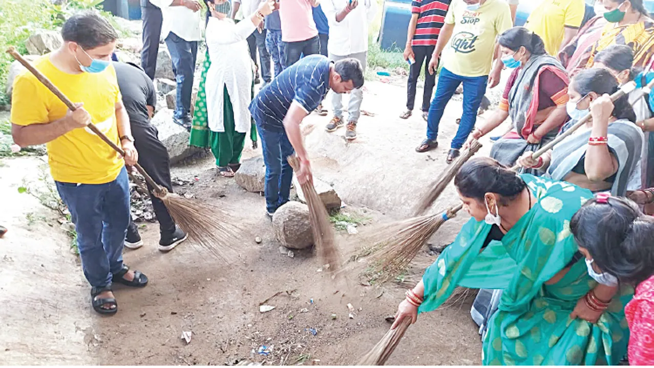  ବିଏମ୍‌ସିର ଗଣସଫେଇ: ଝାଡ଼ୁ ଧରିଲେ ମେୟର, କମିସନର