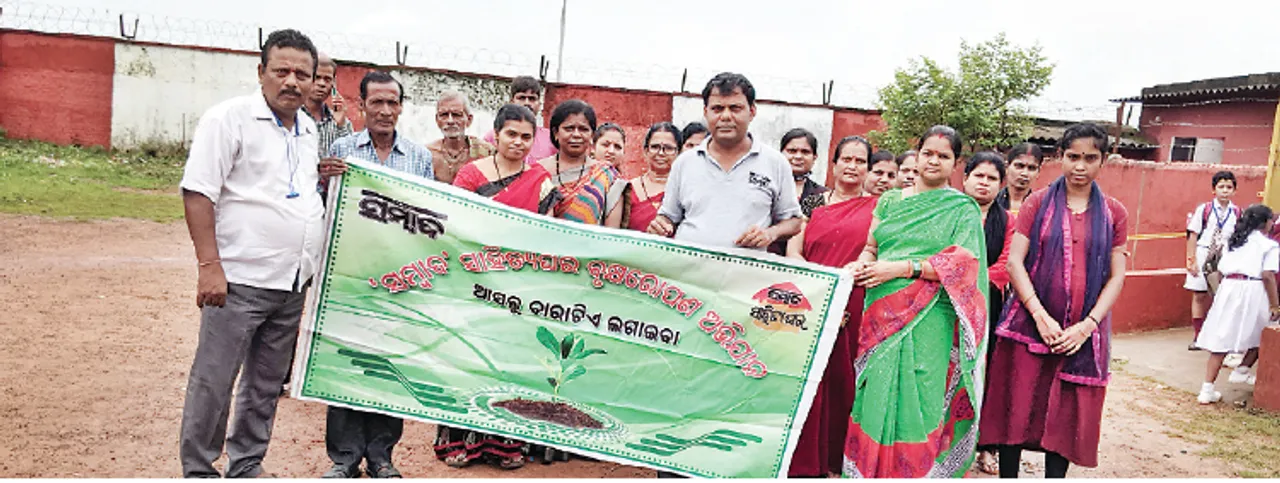  ବିବେକାନନ୍ଦ ବିଦ୍ୟାଳୟ ପରିସରରେ ବୃକ୍ଷରୋପଣ