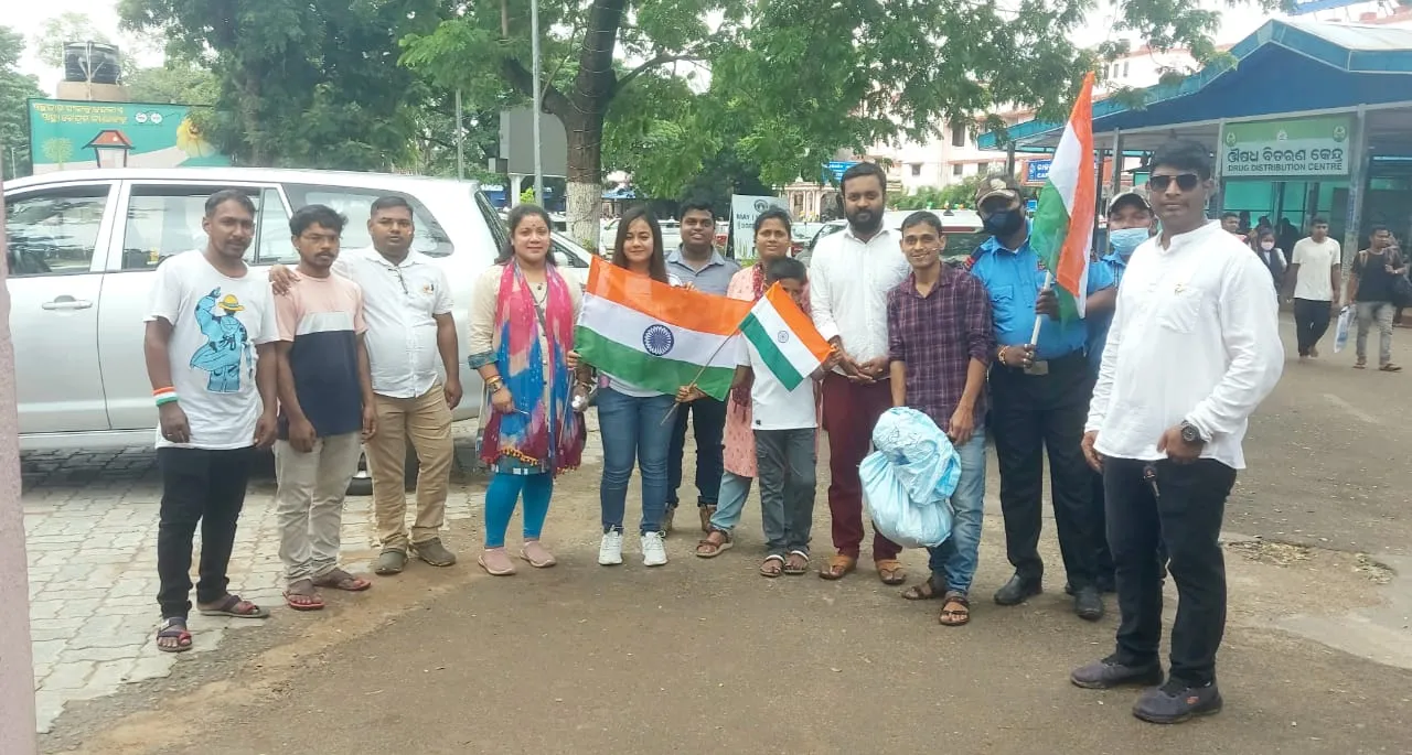  କ୍ୟାପିଟାଲ ହସ୍ପିଟାଲ ପରିସରରେ ଅସହାୟମାନଙ୍କୁ ଖାଦ୍ୟ ବଣ୍ଟନ