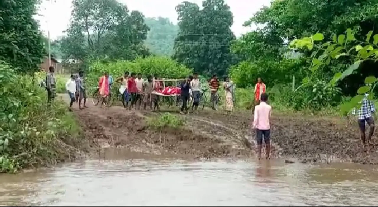  ଚିକିତ୍ସାଧିନ ଅବସ୍ଥାରେ ଆଖିବୁଜି ଦେଲେ ଖଟିଆରେ ବୁହା ହୋଇଥିବା ପ୍ରସୂତୀ