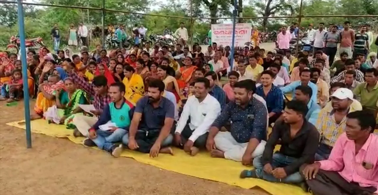  ଚୋର ଡକାୟତ କବଳରୁ ରକ୍ଷା ଦାବିରେ ରାସ୍ତାରୋକ