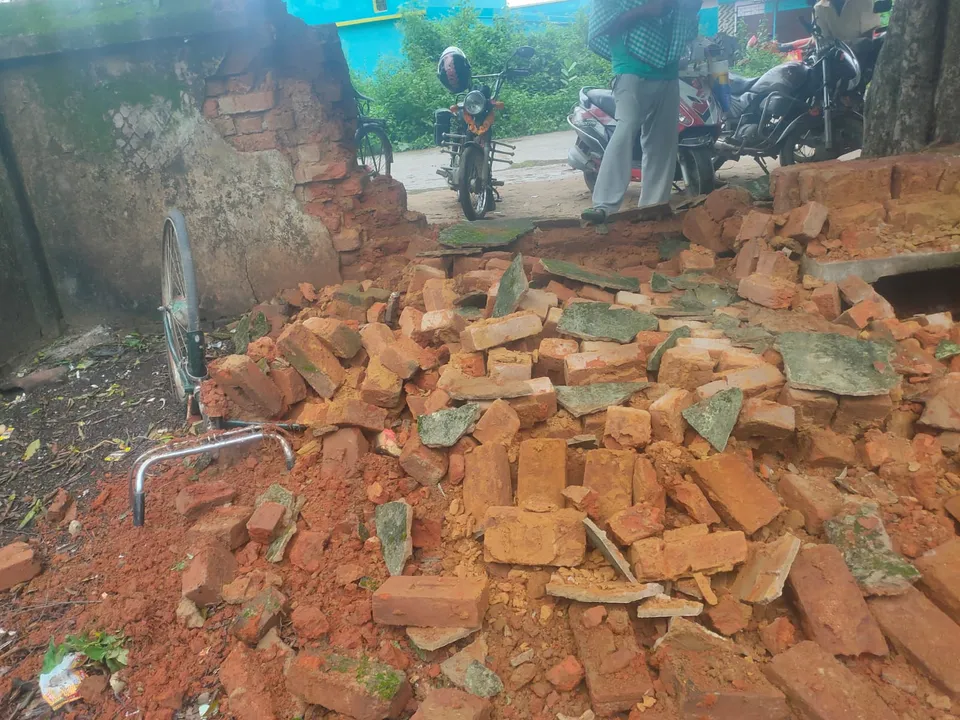  ଲଗାଣ ବର୍ଷାରେ ପାଚେରୀ ଭାଙ୍ଗିଲା; ୨ ଚାଷୀ ଆହତ