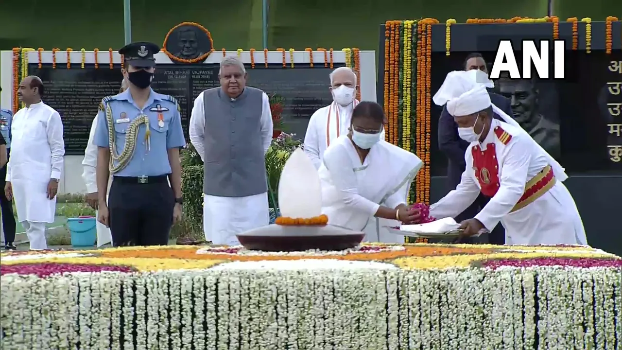 ପୂର୍ବତନ ପ୍ରଧାନମନ୍ତ୍ରୀ ଅଟଳ ବିହାରୀ ବାଜପେୟୀଙ୍କ ଚତୁର୍ଥ ଶ୍ରାଦ୍ଧବାର୍ଷିକୀ ଅବସରରେ ଶ୍ରଦ୍ଧାଞ୍ଜଳି ଅର୍ପଣ କଲେ ରାଷ୍ଟ୍ରପତିଙ୍କ ସହ ପ୍ରଧାନମନ୍ତ୍ରୀ