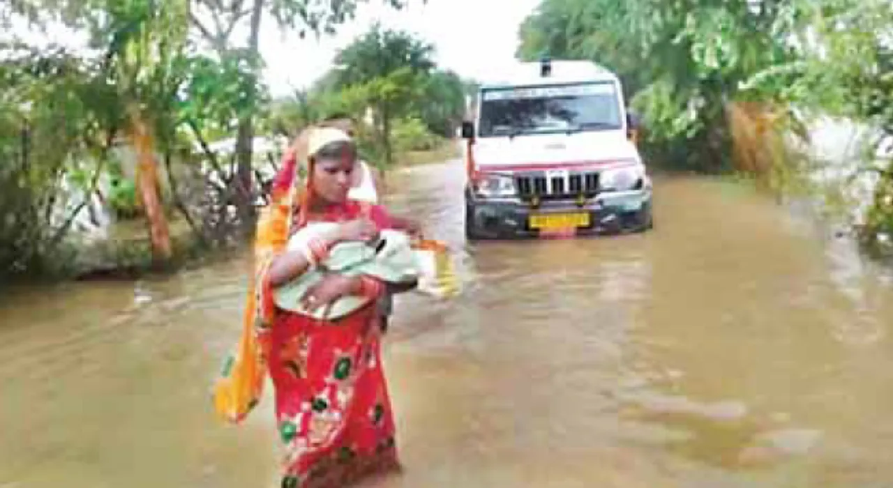  ବନ୍ୟା ପାଣିରେ ଫସିଲା ଜନନୀ ଏକ୍ସପ୍ରେସ୍‌, ନବଜାତ ଶିଶୁକୁ ଧରି ଆଣ୍ଠୁଏ ପାଣିରେ ଗଲେ ପ୍ରସୂତି