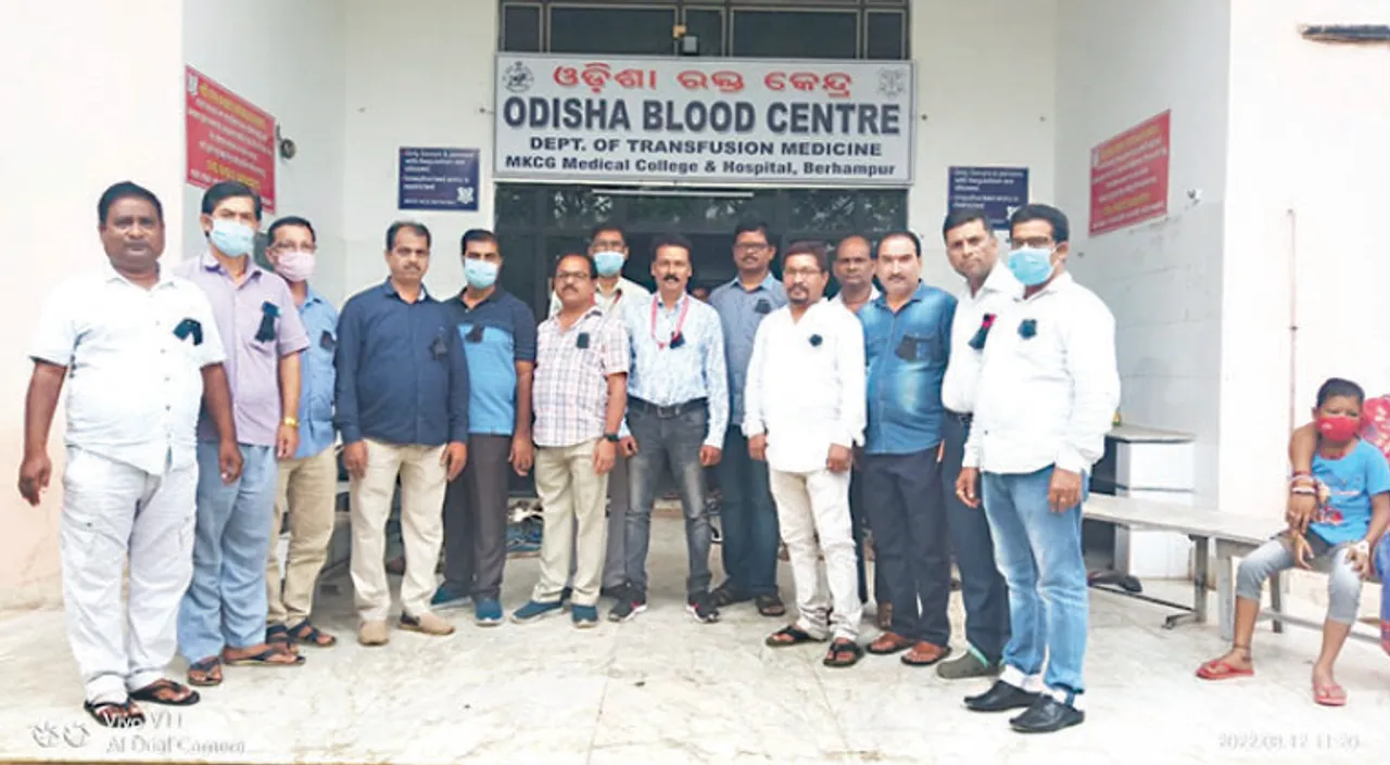  ସ୍ଥାୟୀ ମାନ୍ୟତା ଦାବିରେ ରକ୍ତଭଣ୍ଡାର କର୍ମଚାରୀଙ୍କ କଳାବ୍ୟାଜ୍‌ ପରିଧାନ