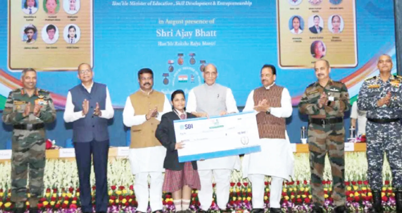  ଦିବ୍ୟାଂଶୀ ପାଇଲେ ‘ଗାଲାଣ୍ଟ୍ରି ଆୱାର୍ଡ’
