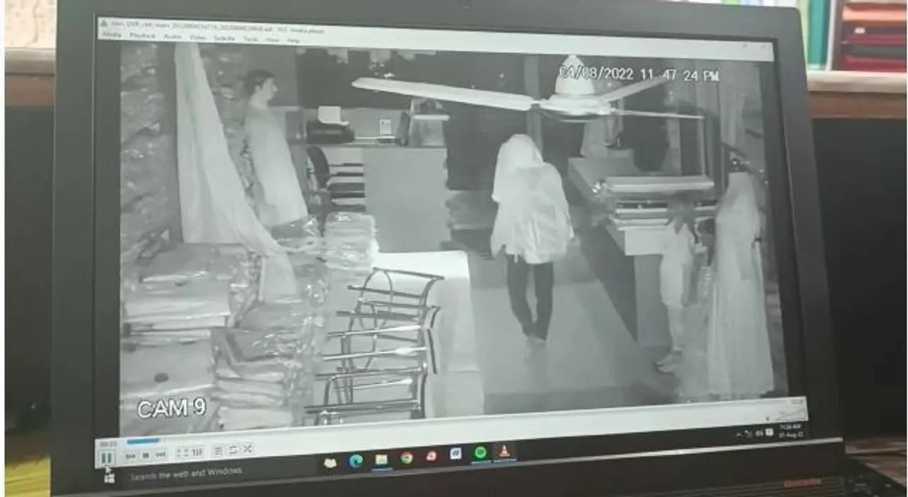  ଡ୍ରେସ ମେଟେରିଆଲ ଦୋକାନ ଭିତରେ ୫ଘଣ୍ଟା ରହିଲା ଚୋର