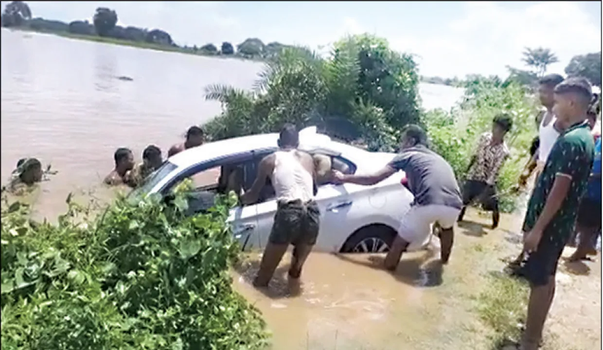  ପୁରୀରୁ ଫେରୁଥିଲେ ବନ୍ୟା ପାଣିରେ ଭାସିଗଲା କାର୍‌