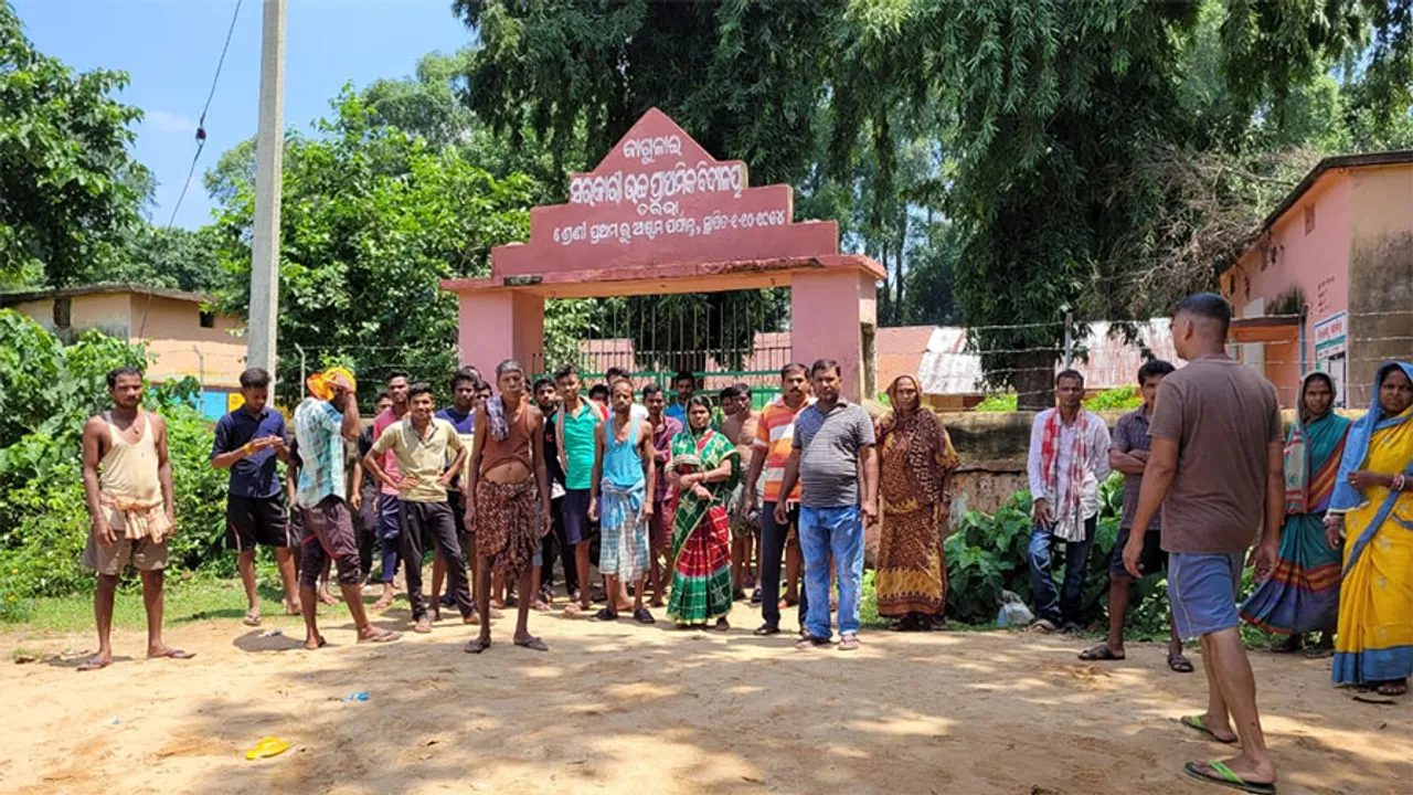  ଶିକ୍ଷକଙ୍କ ଅଶାଳୀନ ମନ୍ତବ୍ୟକୁ ବିରୋଧ, ସ୍କୁଲରେ ତାଲା