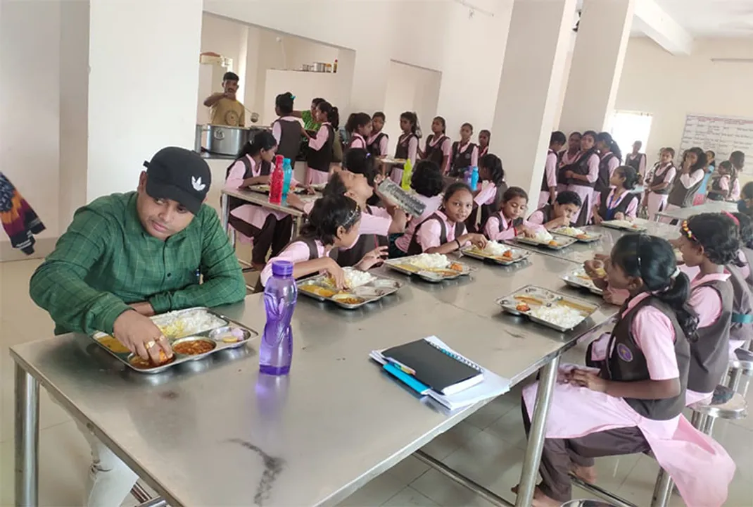  ପିଲାଙ୍କ ସହ ମଧ୍ୟାହ୍ନ ଭୋଜନ କଲେ ଉପଜିଲ୍ଲାପାଳ