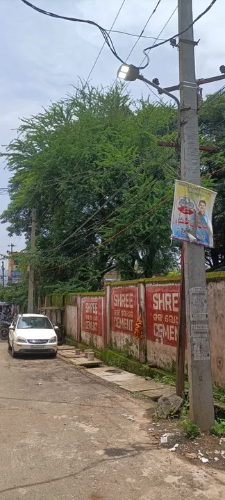  ଅବ୍ୟବସ୍ଥାରେ ସହରର ଆଲୋକୀକରଣ: ପାଂଚ ହଜାର ବିଦ୍ୟୁତ ଖୁଣ୍ଟକୁ ୫ଲାଇନ୍ ମ୍ୟାନ
