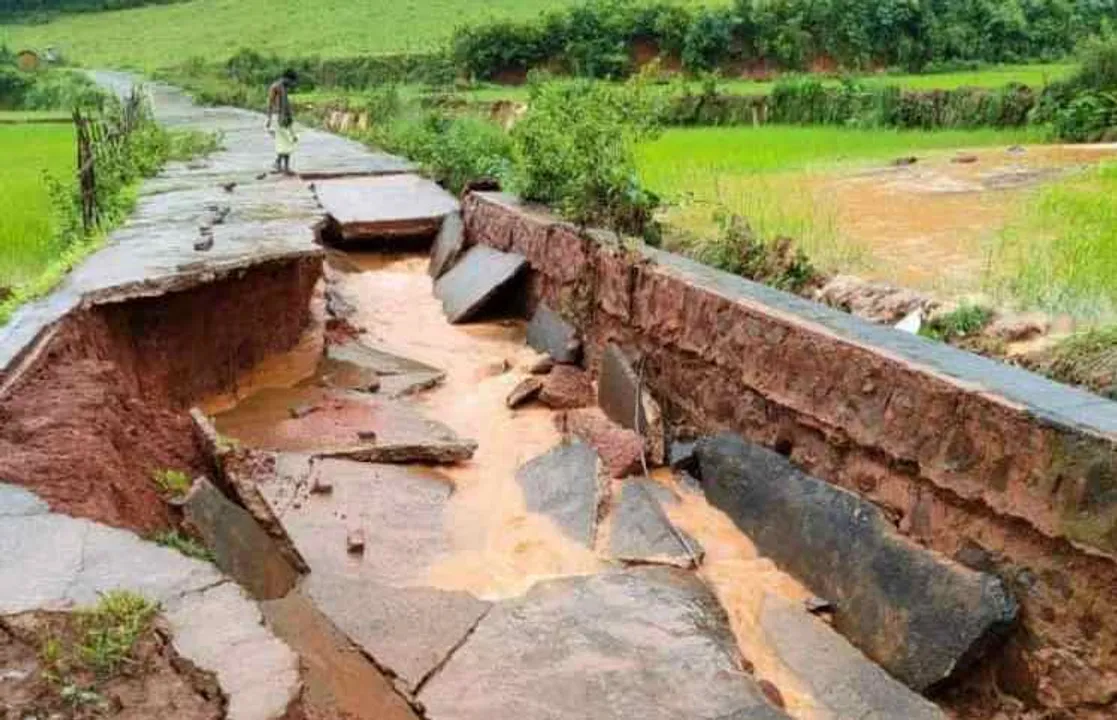  ଦୋରୁଗୁଡା ନିକଟ ରାସ୍ତା ଧୋଇଗଲା, ଲୋକେ ହନ୍ତସନ୍ତ 