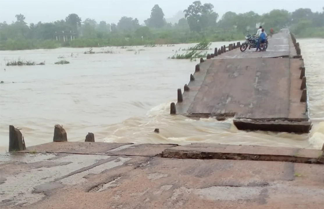  ବର୍ଷା ବିତ୍ପାତ: ତଳିଆ ଅଞ୍ଚଳକୁ ବିପଦ; ରାସ୍ତା ଧସିଲା, ପୋଲ ଭୁଶୁଡ଼ିଲା