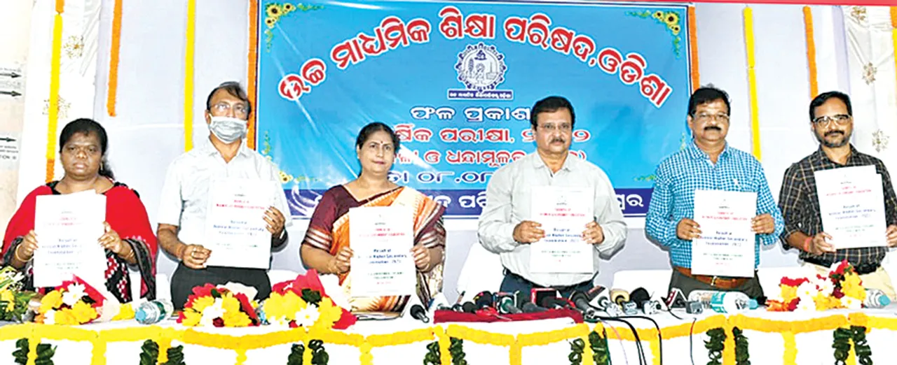  ଯୁକ୍ତ୨ କଳା ଫଳ ପ୍ରକାଶିତ: ଛାତ୍ରୀଙ୍କ ବାଜିମାତ୍‌