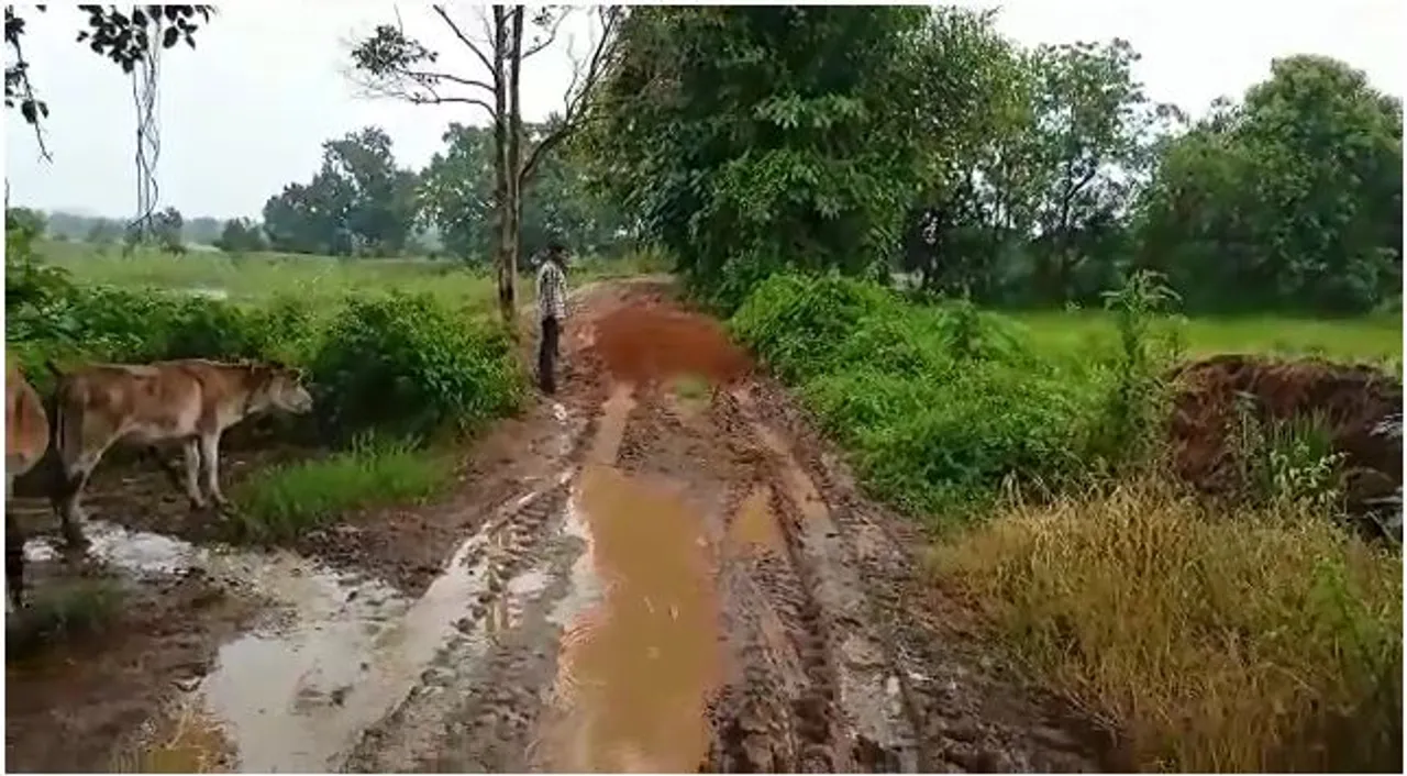   ଶବ ହୋଇ ଫେରିଲେ ଦାଦନ ଶ୍ରମିକ; କାଦୁଅ ରାସ୍ତା ଯୋଗୁଁ ଗାଁକୁ ଗଲାନି ଶବବୁହା ଗାଡ଼ି, ଖଟିଆରେ ବୁହାହେଲା ମୃତଦେହ