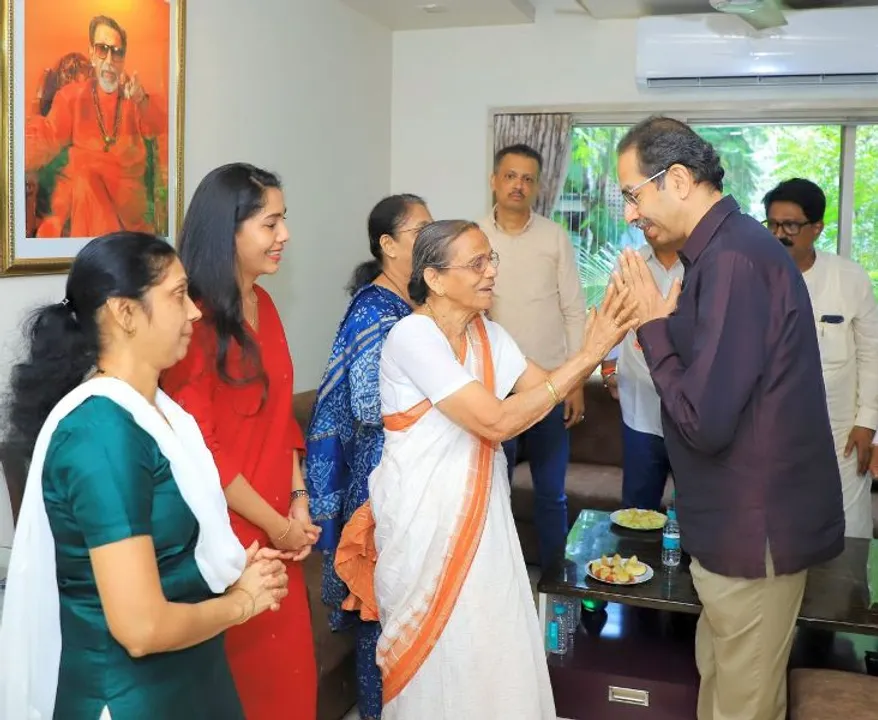  ‘ସଞ୍ଜୟଙ୍କ ପାଇଁ ମୁଁ ଗର୍ବିିତ’। ପରିବାରକୁ ଭେଟି ଉଦ୍ଧବ କହିଲେ; ସଚ୍ଚା ଶିବ ସୈନିକ, ‘ଝୁକେଗା ନେହି’...