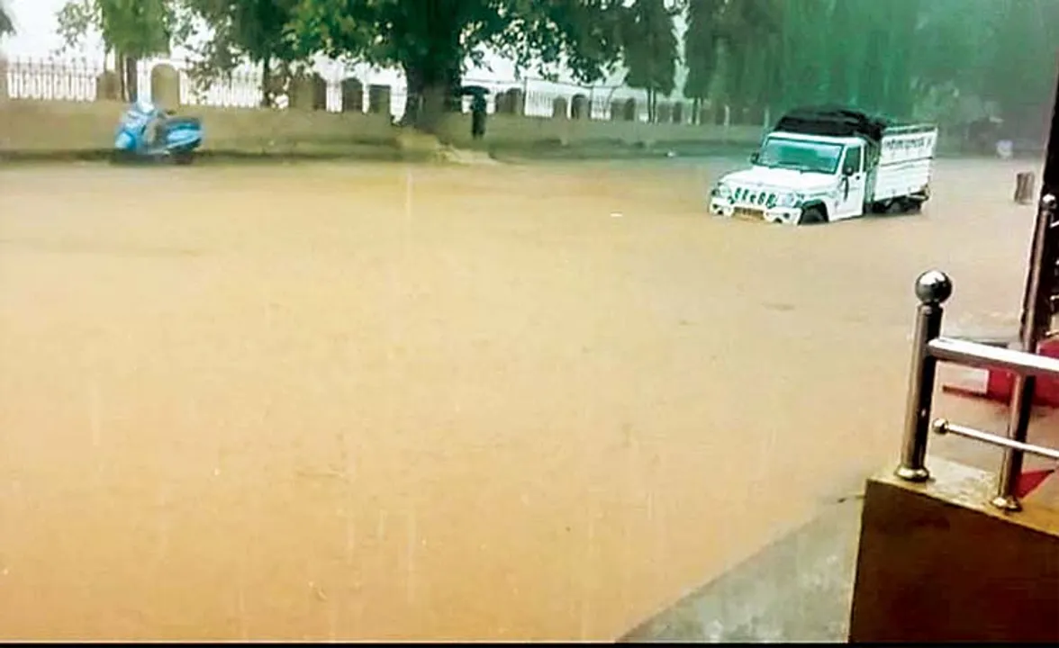  କନ୍ଧମାଳରେ ଲଗାଣ ବର୍ଷା ଜାରି: ଧୋଇଗଲା ପୋଲ, ବହୁ ଗାଁ ବିଚ୍ଛିନ୍ନ