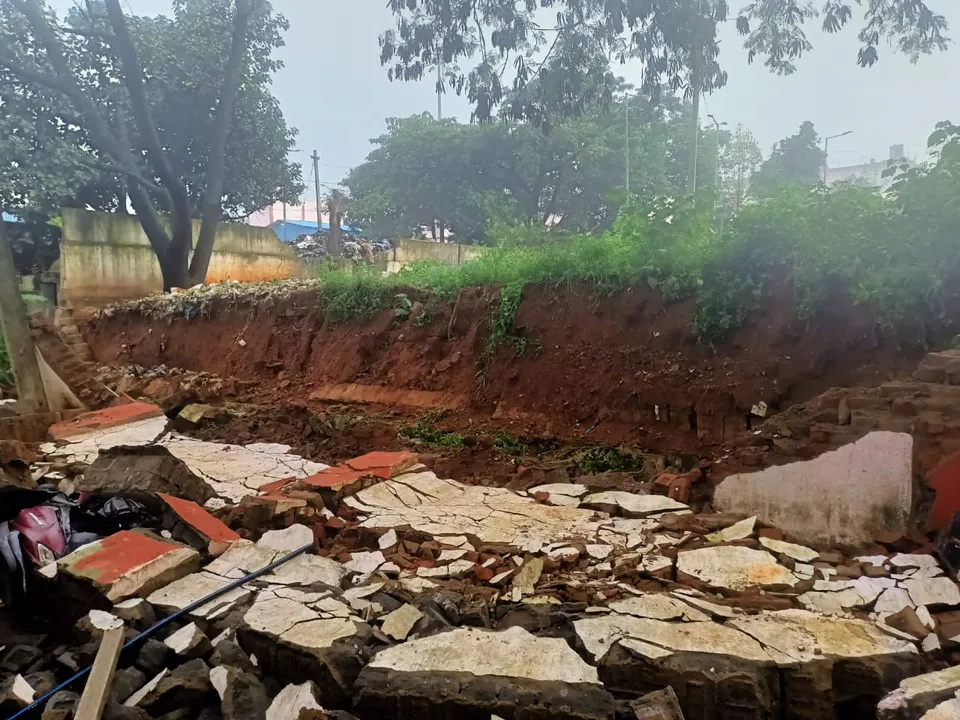  ପ୍ରବଳ ବର୍ଷାରେ ଭାଙ୍ଗିଲା ମେଡିକାଲ କଲେଜର ପାଚେରୀ, ଜଣେ ମୃତ