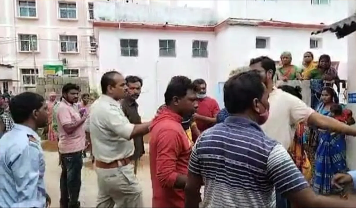  ଡାକ୍ତରଖାନା କର୍ମଚାରୀଙ୍କୁ ସଂପର୍କୀୟଙ୍କ ମାଡ଼, ରୋଗୀ ମୃତ୍ୟୁକୁ ନେଇ ଉତ୍ତେଜନା