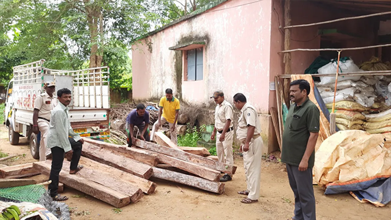  ମୂଲ୍ୟବାନ କାଠ ଜବତ, ଗାଡ଼ି ଚାଳକ ଓ ସହଯୋଗୀ ଜେଲ୍‌ ଗଲେ