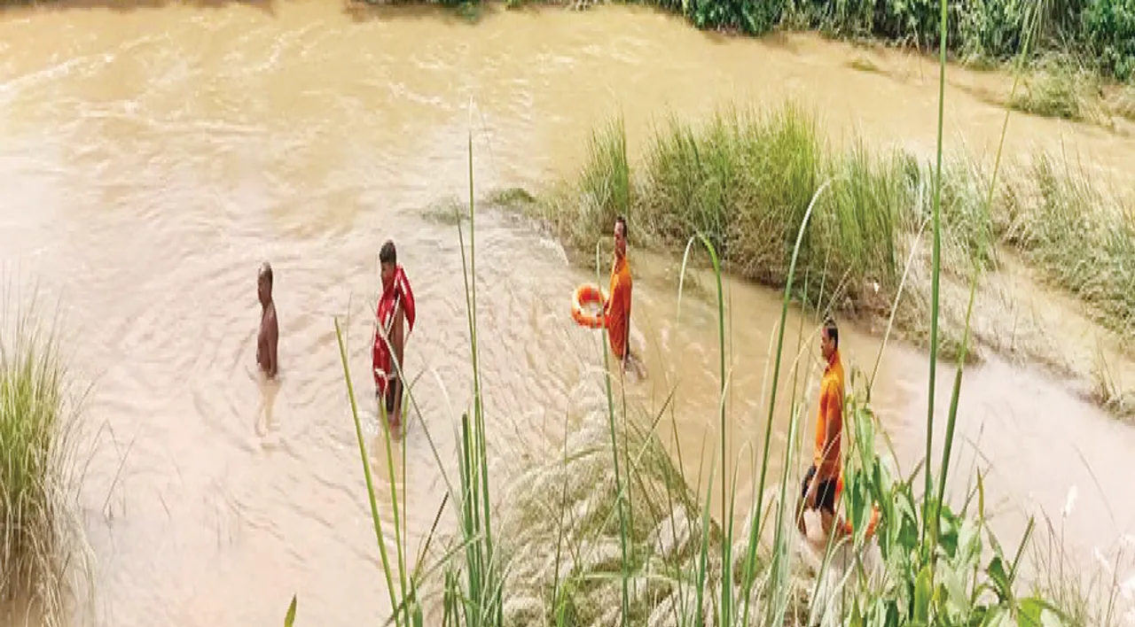  ପ୍ରଖର ସ୍ରୋତରେ ଭାସିଗଲେ ୨ ଯୁବକ: ଜଣେ ଉଦ୍ଧାର, ଜଣେ ନିଖୋଜ