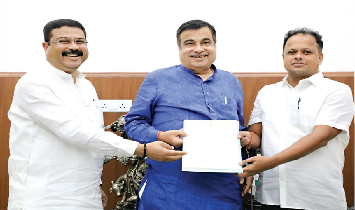  ଓଳାଶୁଣି ସେତୁର ସମ୍ପ୍ରସାରଣ ପାଇଁ ଗଡ଼କରୀଙ୍କୁ ଭେଟିଲେ ଧର୍ମେନ୍ଦ୍ର