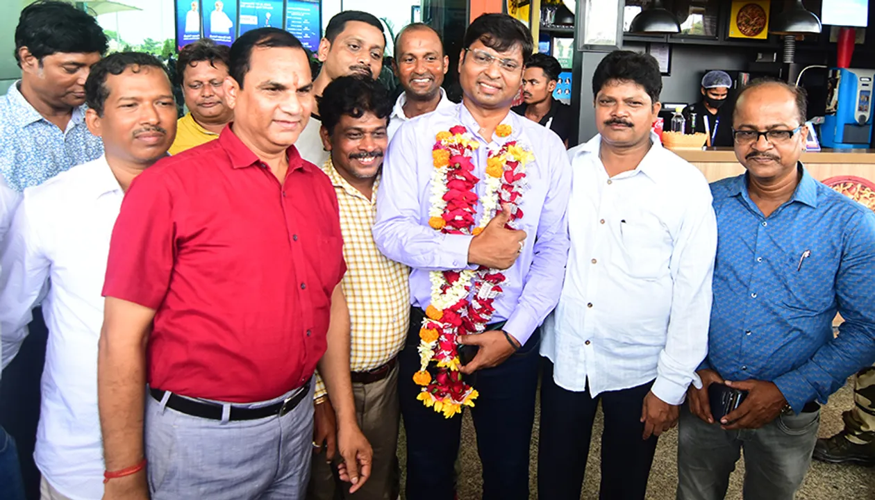  ବିମାନ ବନ୍ଦରରେ ଭବ୍ୟ ସ୍ବାଗତ 