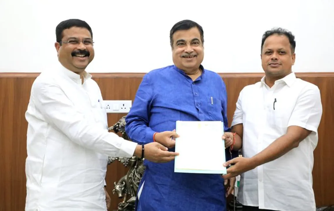  ଓଳାଶୁଣି ଛକସ୍ଥିତ ବ୍ରିଜର ସମ୍ପ୍ରସାରଣ ପାଇଁ ନୀତିନ ଗଡ଼କରୀଙ୍କୁ ଭେଟିଲେ କେନ୍ଦ୍ରମନ୍ତ୍ରୀ ଧର୍ମେନ୍ଦ୍ର ପ୍ରଧାନ