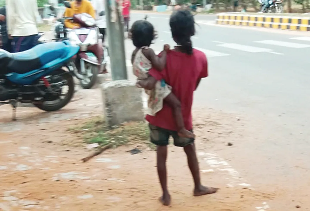  ଆଜି ଜାତୀୟ ଶିଶୁ ଯତ୍ନ ଦିବସ: ଫୁଟ୍‌ପାଥରେ ବନ୍ଧାପଡ଼ିଛି ଶୈଶବ