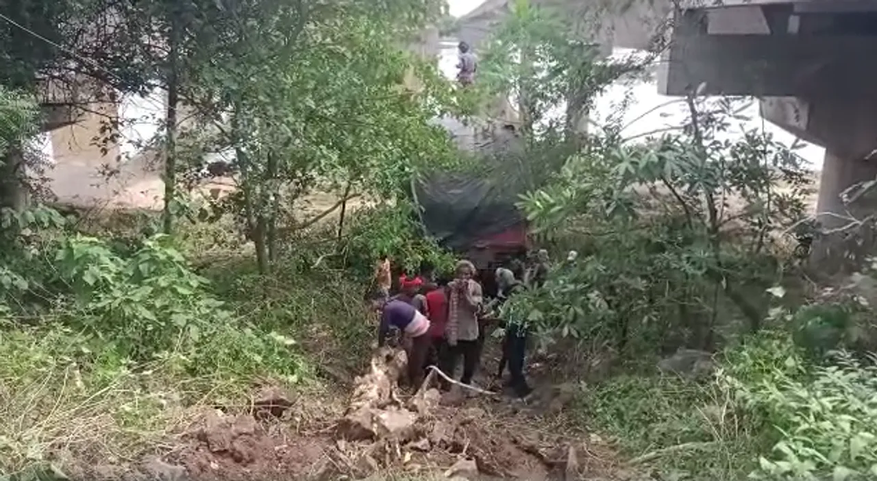  କାଠଯୋଡ଼ି ନଦୀତଳକୁ ଖସିଲା ମାଛ ବୋଝଇ ଟ୍ରକ