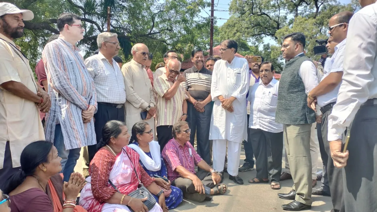  ପଶ୍ଚିମ ଓଡ଼ିଶାରେ ହାଇକୋର୍ଟର ସ୍ଥାୟୀ ବେଞ୍ଚ ସ୍ଥାପନ ଦାବି: ସମ୍ବଲପୁରରେ ନାଗରିକ କ୍ରିୟାନୁଷ୍ଠାନ କମିଟି ପକ୍ଷରୁ ଧାରଣା