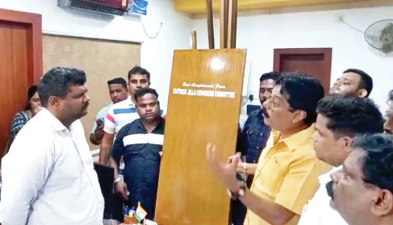  କଟକ ମେୟରଙ୍କ ପାଇଁ କବାଟ ଉପହାର