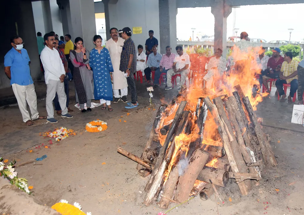  ସ୍ବର୍ଗଦ୍ବାରରେ ଜୟନ୍ତୀ ପଟ୍ଟନାୟକଙ୍କ ଶେଷକୃତ୍ୟ ସଂପନ୍ନ, ମୁଖାଗ୍ନି ଦେଲେ ପୁଅ ପୃଥ୍ବୀବଲ୍ଲଭ